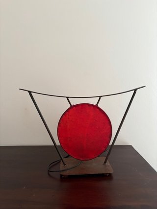 Lámpara de mesa roja de piel y metálica