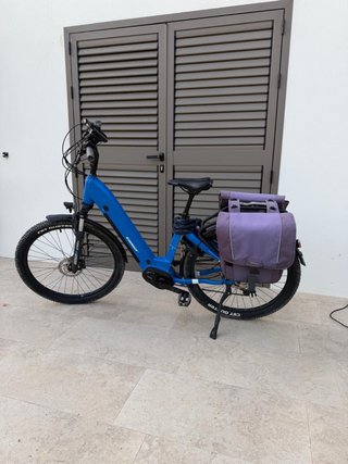 Bicicleta eléctrica azul Conor Olso E-City