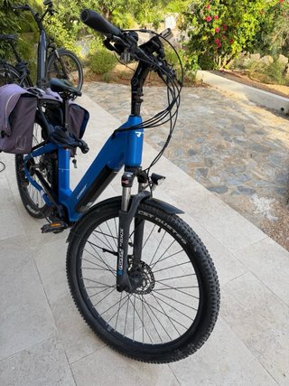 Bicicleta eléctrica azul Conor Olso E-City