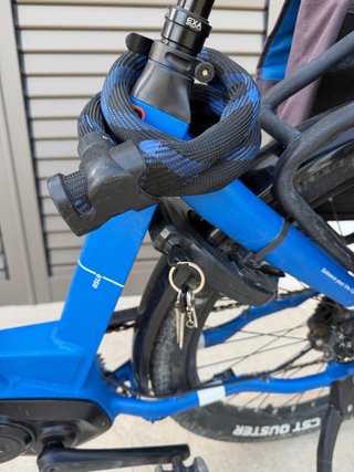 Bicicleta eléctrica azul Conor Olso E-City