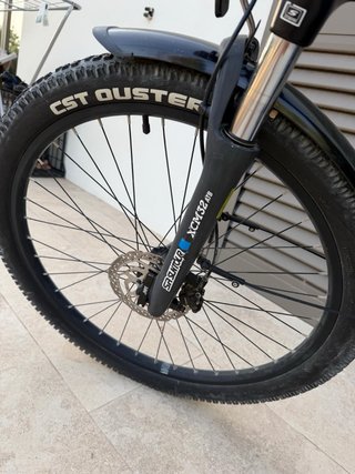 Bicicleta eléctrica azul Conor Olso E-City