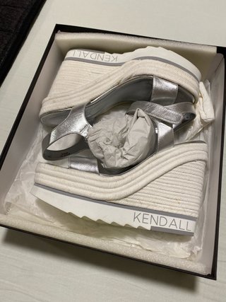 Sandalias cuña Kendall plateadas y blancas