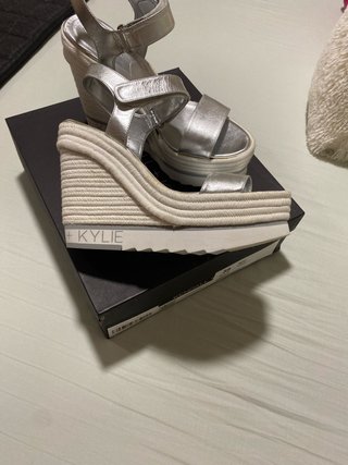 Sandalias cuña Kendall plateadas y blancas