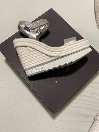 Sandalias cuña Kendall plateadas y blancas
