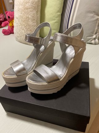Sandalias cuña Kendall plateadas y blancas