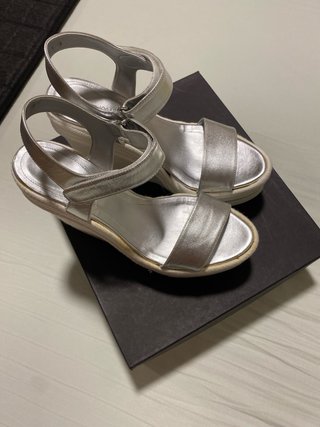 Sandalias cuña Kendall plateadas y blancas