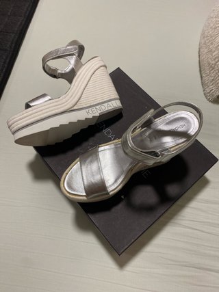 Sandalias cuña Kendall plateadas y blancas