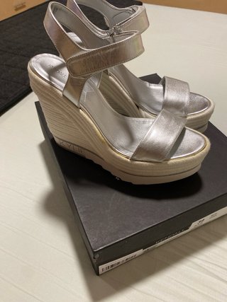 Sandalias cuña Kendall plateadas y blancas