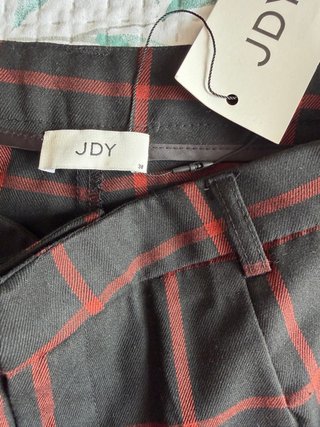Pantalones JDY cuadros rojo y negro