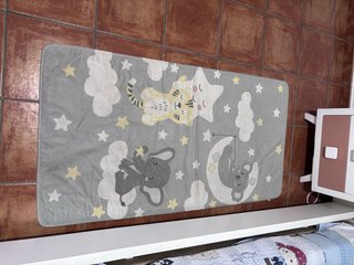 Alfombra infantil con animales y estrellas