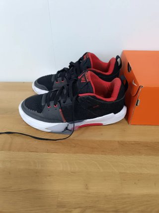 Jordan Negras y Rojas Talla 41