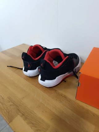 Jordan Negras y Rojas Talla 41