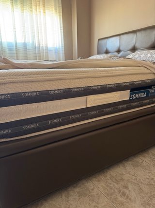 Cama doble con canapé tapizado
