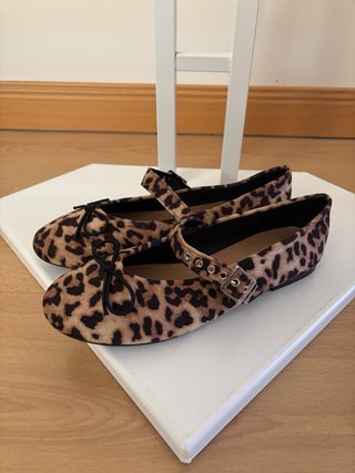 Bailarinas leopardo con lazo