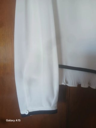 Blusa blanca talla 50 con ribete negro NUEVA