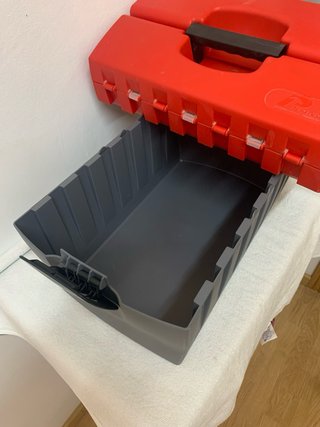 Caja de herramientas de plástico con compartimento