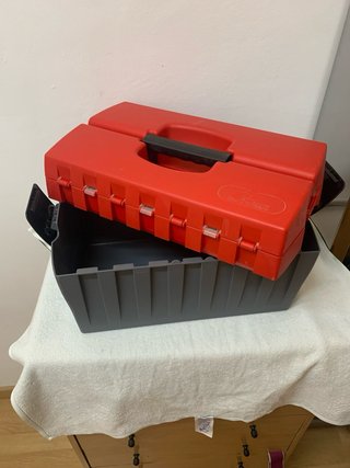 Caja de herramientas de plástico con compartimento
