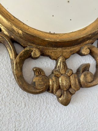 Espejo Ovalado Antiguo Dorado repujado.