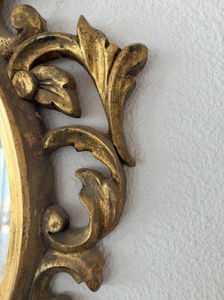 Espejo Ovalado Antiguo Dorado repujado.