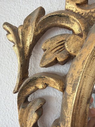 Espejo Ovalado Antiguo Dorado repujado.