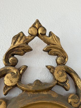 Espejo Ovalado Antiguo Dorado repujado.