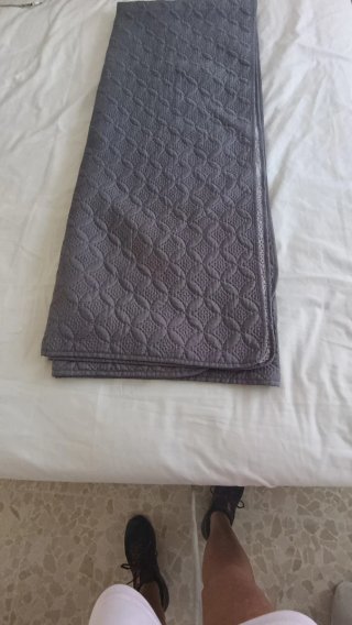 1 Colcha gris( 105) y  2 Colchas gris( 90)