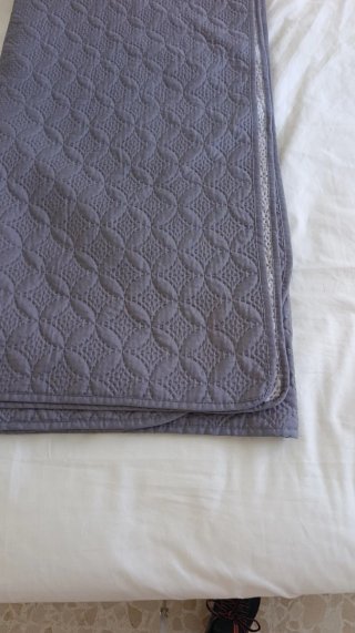 1 Colcha gris( 105) y  2 Colchas gris( 90)