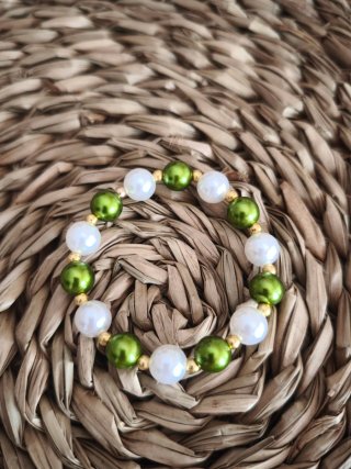 Pulsera elástica de cuentas verde y blanca