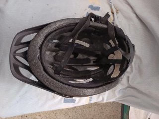 Casco de bicicleta negro con puntos