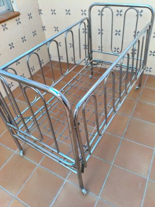 Cuna metálica vintage cromada 60s/70s