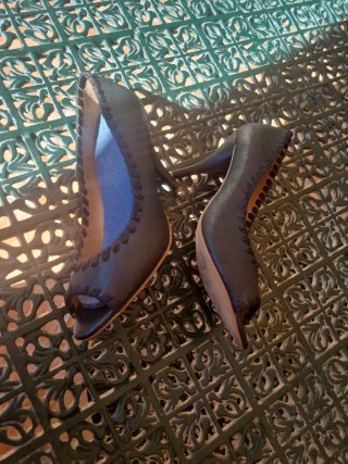 Zapatos de tacón abiertos piel negros