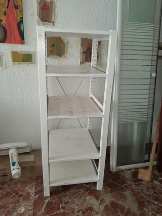 Repisa de madera blanca