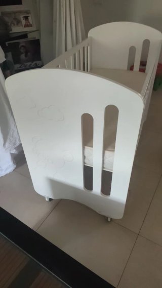 Cuna blanca con ruedas