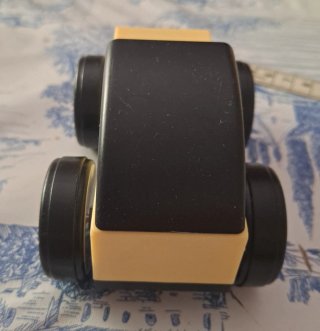 Coche de juguete amarillo y negro