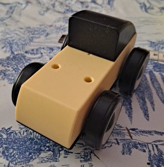 Coche de juguete amarillo y negro