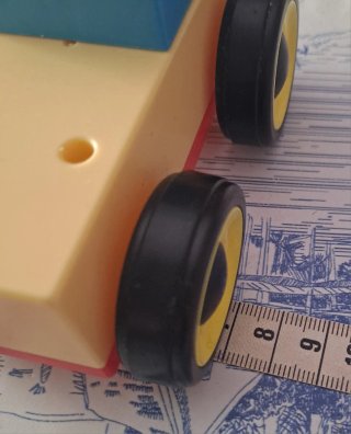Coche de juguete amarillo y negro