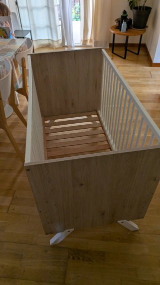 Cuna de bebé con colchón