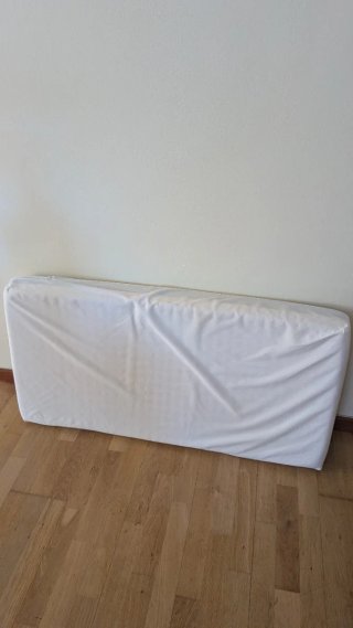 Cuna de bebé con colchón