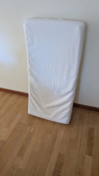 Cuna de bebé con colchón