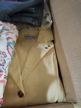 Caja con ropa variada varias marcas