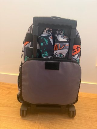 Mochila Totto con ruedas y estampado anime
