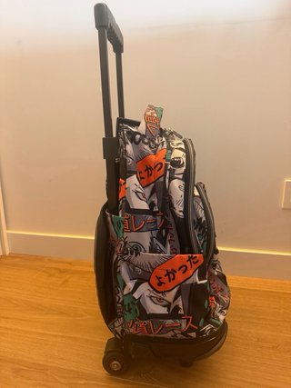 Mochila Totto con ruedas y estampado anime