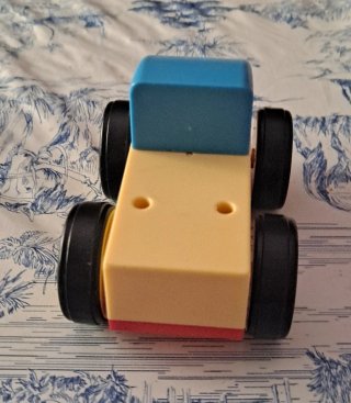 Coche de juguete amarillo y azul