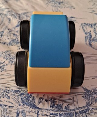 Coche de juguete amarillo y azul