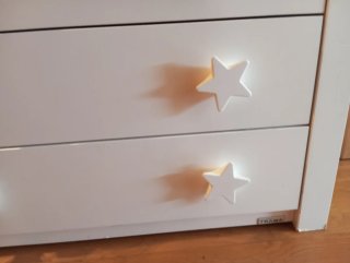 Cómoda infantil blanca con estrellas