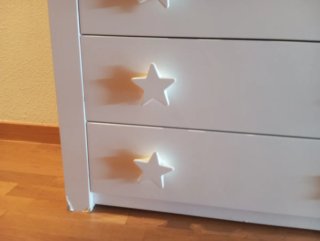 Cómoda infantil blanca con estrellas