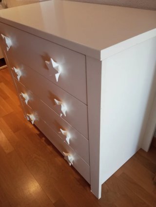 Cómoda infantil blanca con estrellas