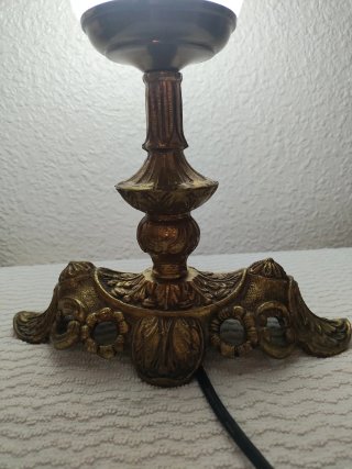 Lámpara de mesa antigua dorada
