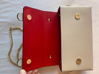 Bolso beige con cadena dorada