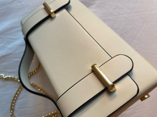 Bolso beige con cadena dorada